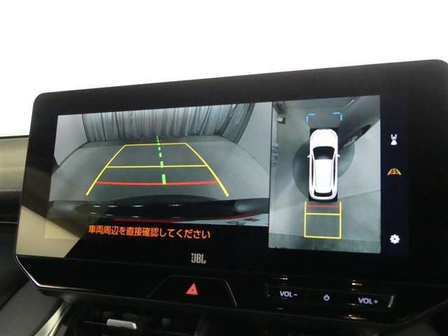 パノラミックビューモニター付きです。車両を上から見たような映像をディスプレイオーディオ画面に表示。運転席からの目視だけでは見にくい、車両周辺の状況をリアルタイムでしっかり確認できます。