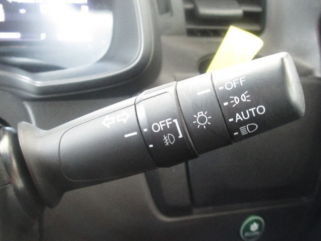 オートライト　外の明るさに応じて、自動的にライトを調節してくれます！ライトの消し忘れの心配もありません。