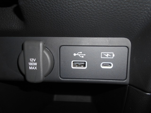 前席にはナビ接続用USBと充電用USBが各一つ、2,3列目には充電用USBが各列左右一つずつ装備されています。