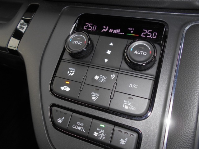 トリプルゾーンエアコンが装備されており、快適に運転が可能です。また1，2列目にはシートヒーターも装備されています。