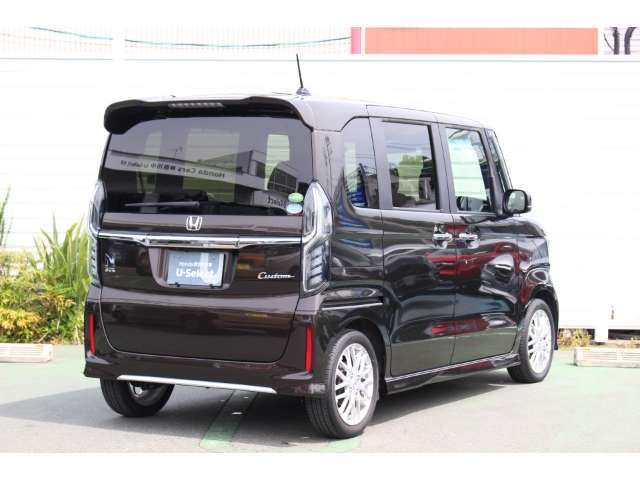 エアロやアルミホイールでドレスアップしたカスタムグレード。普通車に見劣りしない迫力のデザインです。