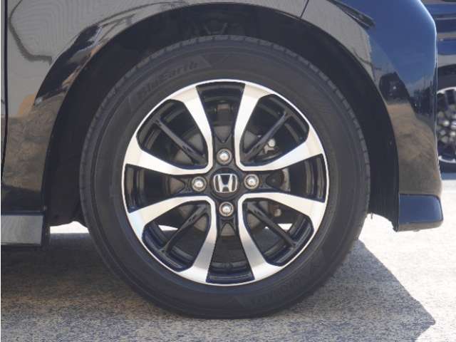アルミホイール装着車です！これで足元まわりもおしゃれにきまります！