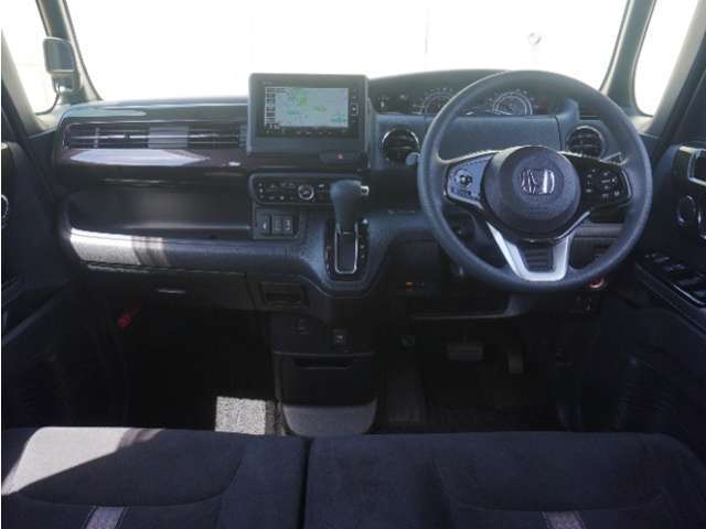 視界広々で非常に運転しやすくロングドライブでも疲れを感じさせないすっきりとまとまったインパネ周りです。