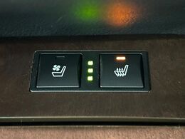 【シートベンチレーション】夏場は涼しい風でお尻や背中の熱やムレを防ぎ、冬はエアコンよりも早く温まってポカポカに！季節を問わず快適に過ごせます。