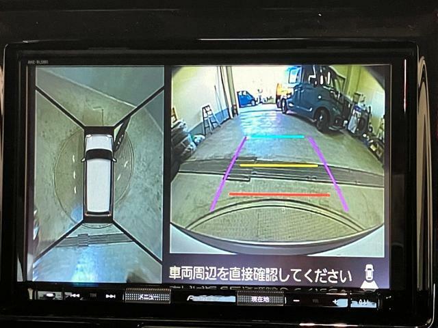 車の前・後・左右の4ヵ所にカメラが設置されており、クルマを真上から見たような映像を映し出すことが出来る　「全方位モニター」　運転席から見えにくい場所を画面上で確認でき、狭い場所での駐車も安心です