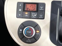 【オートエアコン】一度お好みの温度に設定すれば、車内の温度を検知し風量や温度を自動で調整。暑い…寒い…と何度もスイッチ操作をする必要はありません。快適な車内空間には必須の機能ですね♪