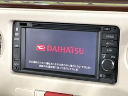 【純正ナビ】人気の純正ナビを装備しております。ナビの使いやすさはもちろん、オーディオ機能も充実！キャンプや旅行はもちろん、通勤や買い物など普段のドライブも楽しくなるはず♪