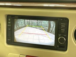 【バックカメラ】駐車時に後方がリアルタイム映像で確認できます。大型商業施設や立体駐車場での駐車時や、夜間のバック時に大活躍！運転スキルに関わらず、今や必須となった装備のひとつです！