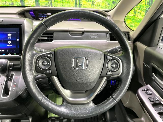 【純正革巻きステアリング】上質な革を使用することで、手にしっかり馴染みとても運転しやすいハンドルです♪