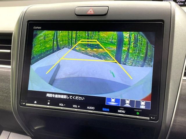 【バックカメラ】駐車時に後方がリアルタイム映像で確認できます。大型商業施設や立体駐車場での駐車時や、夜間のバック時に大活躍！運転スキルに関わらず、今や必須となった装備のひとつです！