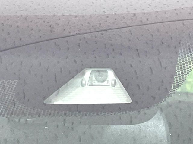 【ホンダセンシング】走行中に前方の車両等を認識し、衝突しそうな時は警報とブレーキで衝突回避と被害軽減をアシスト。より安全にドライブをお楽しみいただけます。