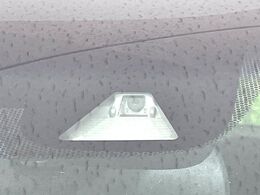 【ホンダセンシング】走行中に前方の車両等を認識し、衝突しそうな時は警報とブレーキで衝突回避と被害軽減をアシスト。より安全にドライブをお楽しみいただけます。