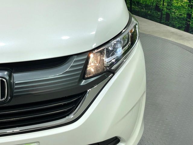 【LEDヘッドライト】悪天候や夜間走行時も良好な視界を確保し安心して運転できる高輝度LEDヘッドライトを装備！点灯速度が早く、消費電力も抑えられています。