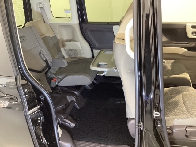 運転席助手席の後ろには、休憩時のちょっとした小物置きに使える「格納式のシートバックテーブル」を装備しています。また、シートの座面を跳ね上げて収納スペースを広くすることも可能です。