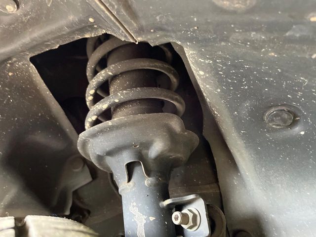 お車を安心してお乗りいただく為には、足回りの定期点検が欠かせません。サービスサポート（有償保証）では無料点検もご提供しており、安心のカーライフをお過ごしいただけるサポート体制が整っています。