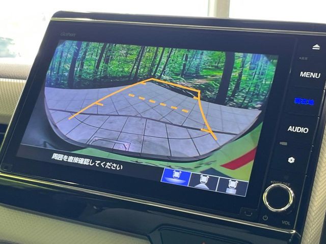 【バックカメラ】駐車時に後方がリアルタイム映像で確認できます。大型商業施設や立体駐車場での駐車時や、夜間のバック時に大活躍！運転スキルに関わらず、今や必須となった装備のひとつです！