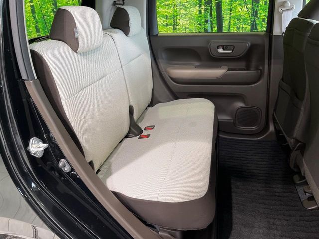 後部座席も気になるようなキズ・汚れやへたり等、大きなダメージはなく、良好な状態です。