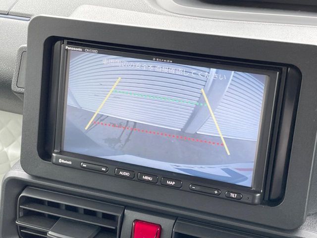 【バックカメラ】駐車時に後方がリアルタイム映像で確認できます。大型商業施設や立体駐車場での駐車時や、夜間のバック時に大活躍！運転スキルに関わらず、今や必須となった装備のひとつです！