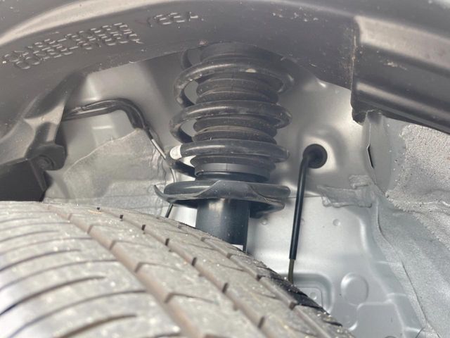 お車を安心してお乗りいただく為には、足回りの定期点検が欠かせません。サービスサポート（有償保証）では無料点検もご提供しており、安心のカーライフをお過ごしいただけるサポート体制が整っています。