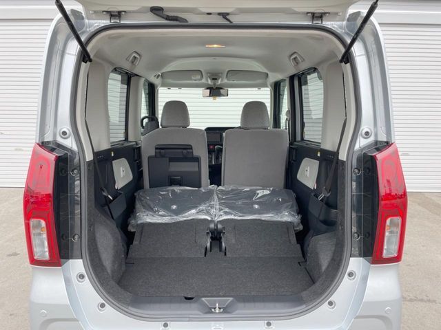 普段のお買い物や通勤、送迎等に十分な荷室スペースを確保しております。セカンドシートを倒すと、大きな荷物の積載も可能です♪