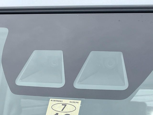 【スマートアシスト】走行中に前方の車両等を認識し、衝突しそうな時は警報とブレーキで衝突回避と被害軽減をアシスト。より安全にドライブをお楽しみいただけます。