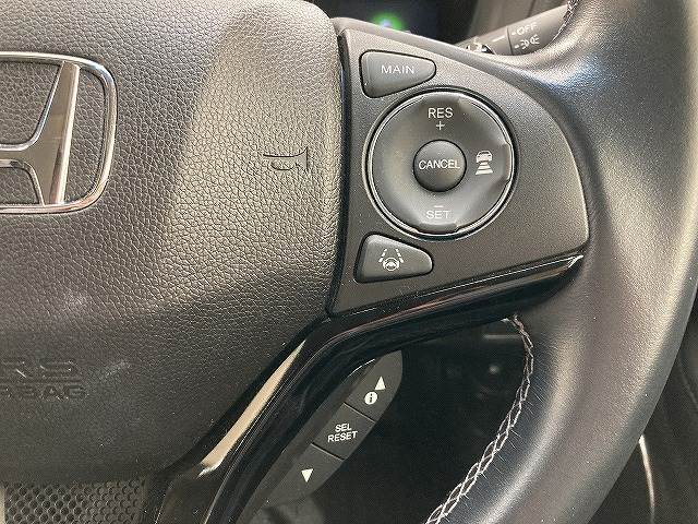 【レーダークルーズコントロール】追従型クルーズコントロールは、レーダーやビデオカメラが前方の車の状況を検知し、状況に合わせて速度を自動調整してくれる機能を備えています。