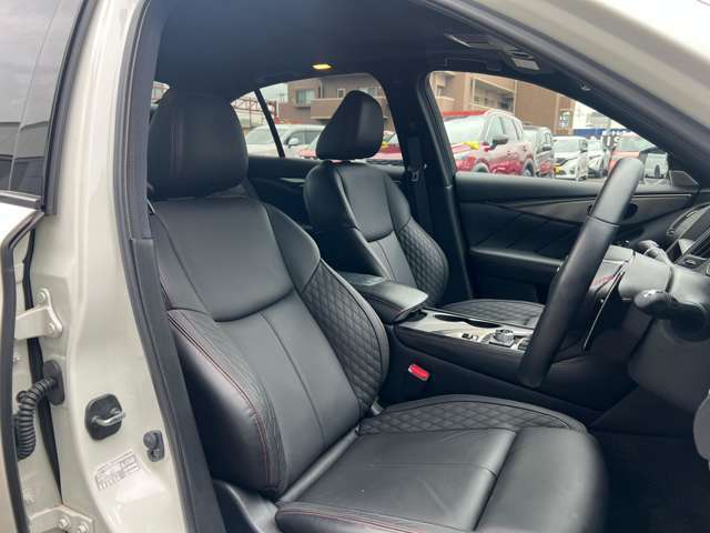 簡単に動かせて便利なパワーシート！さらに自分の好みのシート位置を記憶できるシートメモリー機能付き♪