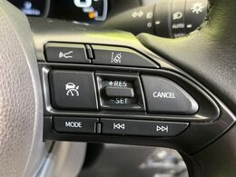 【レーダークルーズコントロール】高速道路での長距離走行が楽に！！自動で速度を保つクルーズコントロールが、衝突軽減システムと連携し、前方の車両を感知して車間を保つように速度調節してくれます！！