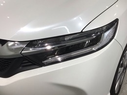 LEDヘッドライトは、点灯の瞬間から最大光量を発揮し、突然暗くなるトンネルなどでの安定感を高めます。