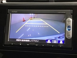リバースギアに入れるだけで後方の表示へ切り替わります。夜間や雨の日の駐車も楽になりますよ。