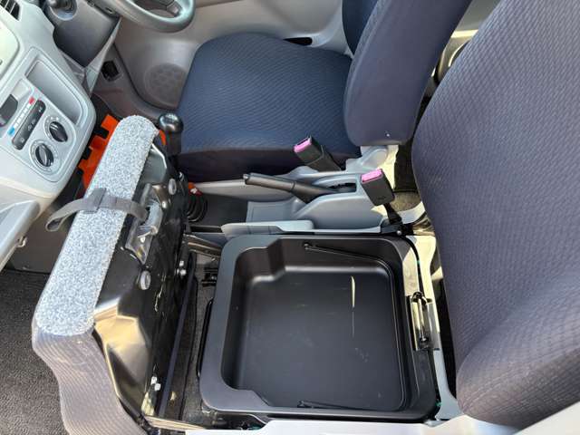 助手席シートは収納BOXになってます