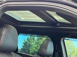 【サンルーフ】開放感たっぷりの希少装備、サンルーフが装着されています！車内に明かりを取り入れたり景色を楽しむ以外にも、車内の空気も簡単に換気できて快適です！