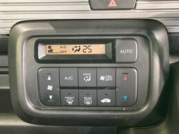 【オートエアコン】一度お好みの温度に設定すれば、車内の温度を検知し風量や温度を自動で調整。暑い…寒い…と何度もスイッチ操作をする必要はありません。快適な車内空間には必須の機能ですね♪