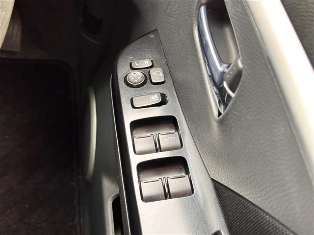 【電動格納ミラー】運転席のスイッチで、ドアミラーの開閉や角度の調整ができます。