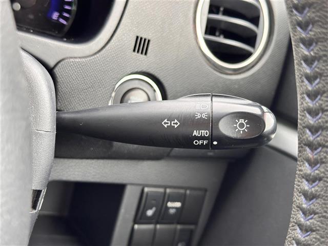 【オートライト（AUTO）】外の明るさをシステムが感知して、自動でヘッドライトが点灯します！ヘッドライトをつけ忘れを防ぐ便利機能です。