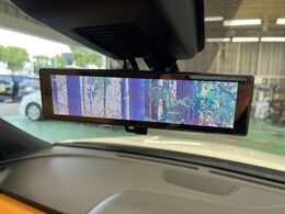 【インテリジェントルームミラー】後席の大きな荷物や同乗者で後方が確認しづらい時でも安心！カメラが撮影した車両後方の映像をルームミラー内に表示。クリアな視界で状況の確認が可能です！
