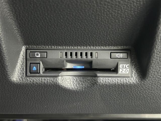 【ETC】有料道路を利用する際に料金所で停止することなく通過できる、ETC車載器（ノンストップ自動料金収受システム機器）が装備されています。セットアップを行うことで利用可能になります。
