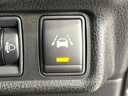 【車線逸脱警報】道路上の白（黄）線を認識し、意図せず走行中の車線からはみ出しそうになった時、メーター内の警告灯とブザーで注意喚起してくれる安心・安全機能です♪