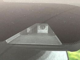 【エマージェンシーブレーキ】走行中に前方の車両等を認識し、衝突しそうな時は警報とブレーキで衝突回避と被害軽減をアシスト。より安全にドライブをお楽しみいただけます。