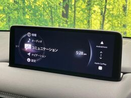 【12.3インチマツダコネクト】車内の雰囲気にマッチした大型ディスプレイ。スマホ接続でのナビ使用やBluetooth再生等、様々な機能が楽しめます。直感的なダイヤル操作が可能で、使い勝手も良好です。