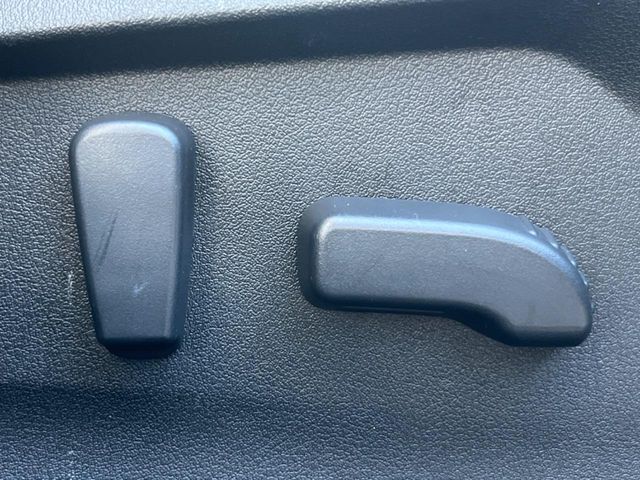 【パワーシート】スイッチ一つで簡単にシートの微調整が可能！電動だから力もいりません！快適なシートポジションにセットして、快適なドライブをお楽しみください。