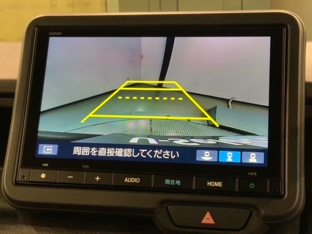 リバースギアに入れるだけで後方の表示へ切り替わります。夜間や雨の日の駐車も楽になりますよ。