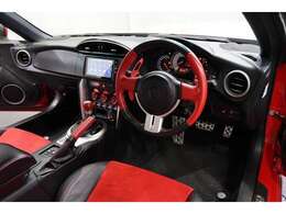 ZN系、トヨタの86、前期モデルが入荷しました。ハイオクで走るガソリン車です。車両重量1250kg・JC08モード燃費は12.4km/L・水平対向4気筒エンジン・200馬力のお車です（※カタログ参照）