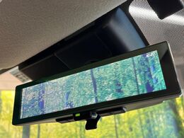 【インテリジェントルームミラー】後席の大きな荷物や同乗者で後方が確認しづらい時でも安心！カメラが撮影した車両後方の映像をルームミラー内に表示。クリアな視界で状況の確認が可能です！