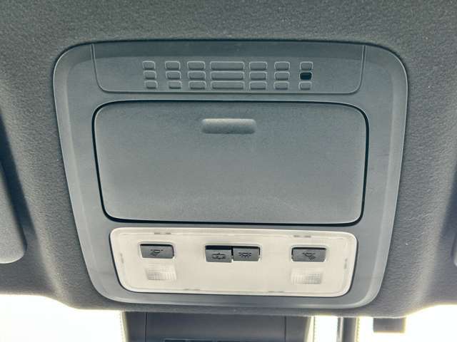 【運転席】座り心地が良いシートなので長時間の運転でも快適にお過ごしいただけます。新品のフロアマットのご注文も可能です。掲載箇所以外にご希望の写真がございましたらお気軽にお問い合わせ下さい。