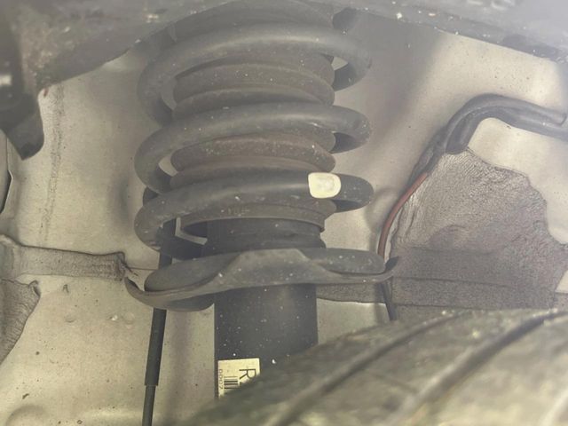 お車を安心してお乗りいただく為には、足回りの定期点検が欠かせません。サービスサポート（有償保証）では無料点検もご提供しており、安心のカーライフをお過ごしいただけるサポート体制が整っています。