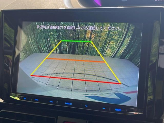 【バックカメラ】駐車時に後方がリアルタイム映像で確認できます。大型商業施設や立体駐車場での駐車時や、夜間のバック時に大活躍！運転スキルに関わらず、今や必須となった装備のひとつです！