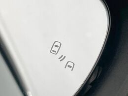 【ブラインドスポットモニター】走行中、ドアミラーの死角になりやすい箇所に後続車が接近するとサイドミラー付近に警告を表示、ドライバーに注意喚起をしてくれます。