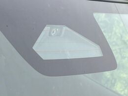 【スマートアシスト】走行中に前方の車両等を認識し、衝突しそうな時は警報とブレーキで衝突回避と被害軽減をアシスト。より安全にドライブをお楽しみいただけます。