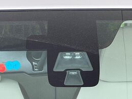 【エマージェンシーブレーキ】走行中に前方の車両等を認識し、衝突しそうな時は警報とブレーキで衝突回避と被害軽減をアシスト。より安全にドライブをお楽しみいただけます。